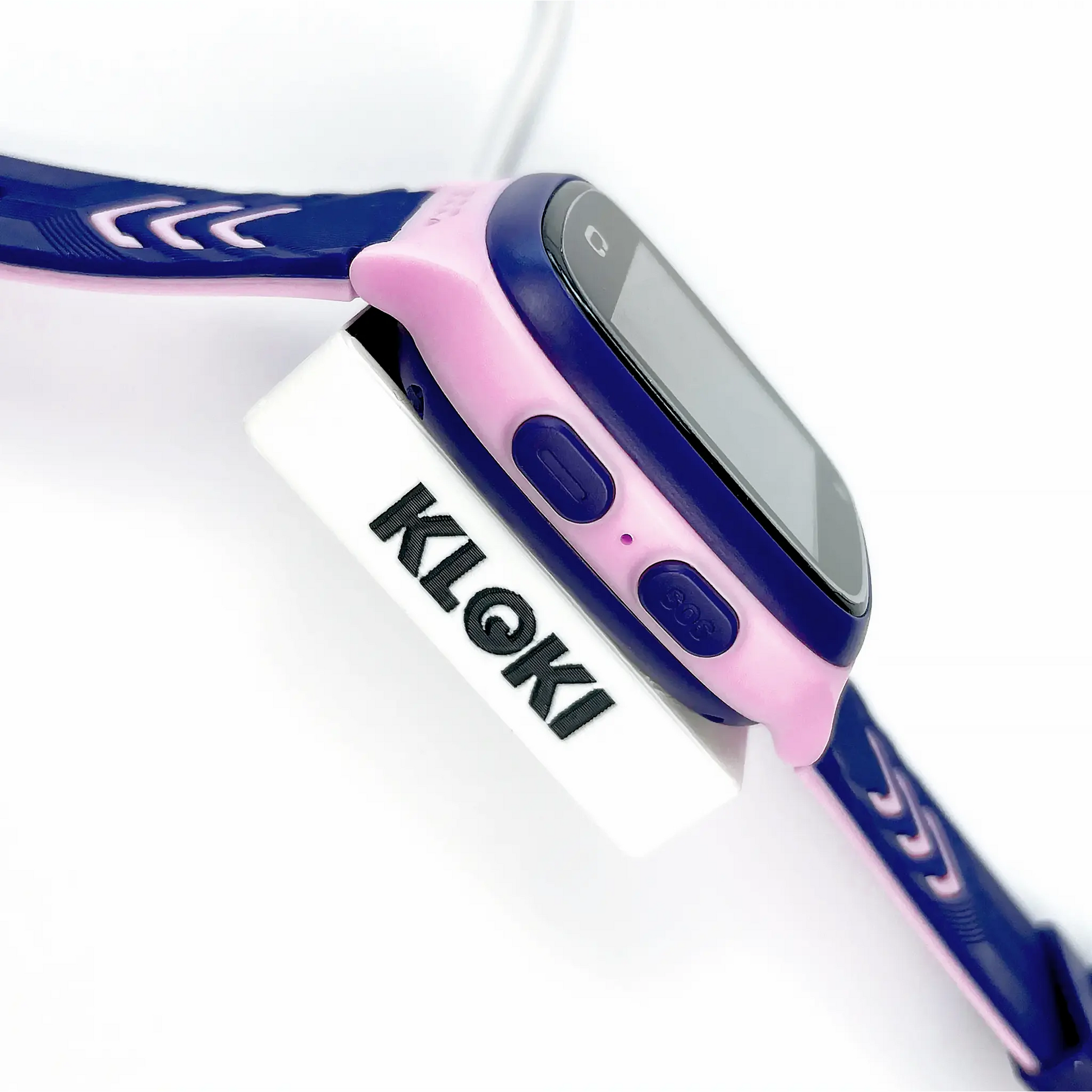 Magnetický nabíjecí kabel připojený k chytrým dětským hodinkám KLOKI – detailní pohled na zapojení