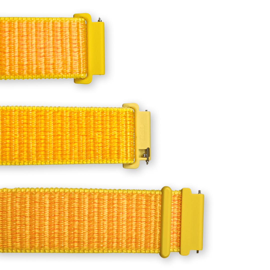Tři části žlutého textilního řemínku s plastovými žlutými úchyty a kovovými čepy pro upevnění k hodinkám.