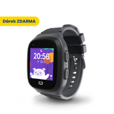 Černé dětské GPS hodinky KLOKI s digitálním displejem, který ukazuje čas a veselou ilustraci. Vedle hodinek je výrazný žlutý štítek s textem „Dárek ZDARMA“.