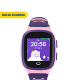 Růžové dětské GPS hodinky KLOKI s digitálním displejem, který ukazuje čas a veselou ilustraci. Vedle hodinek je výrazný žlutý štítek s textem „Dárek ZDARMA“. Zepředu.